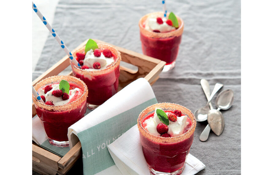 عصير جوز الهند بالتوت البري والنعناع