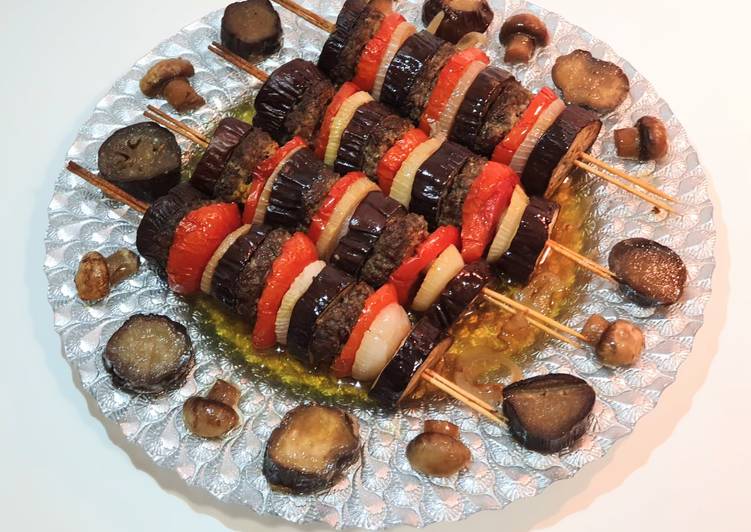 أعواد الكباب مع الباذنجان المشوي