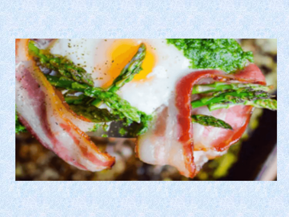 كيتو باور مع صلصة البيستو الخضراء