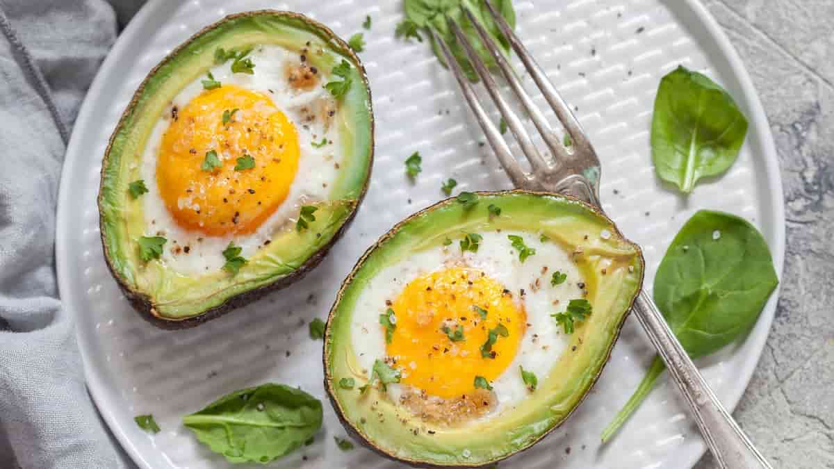 بيض مع الأفوكادو