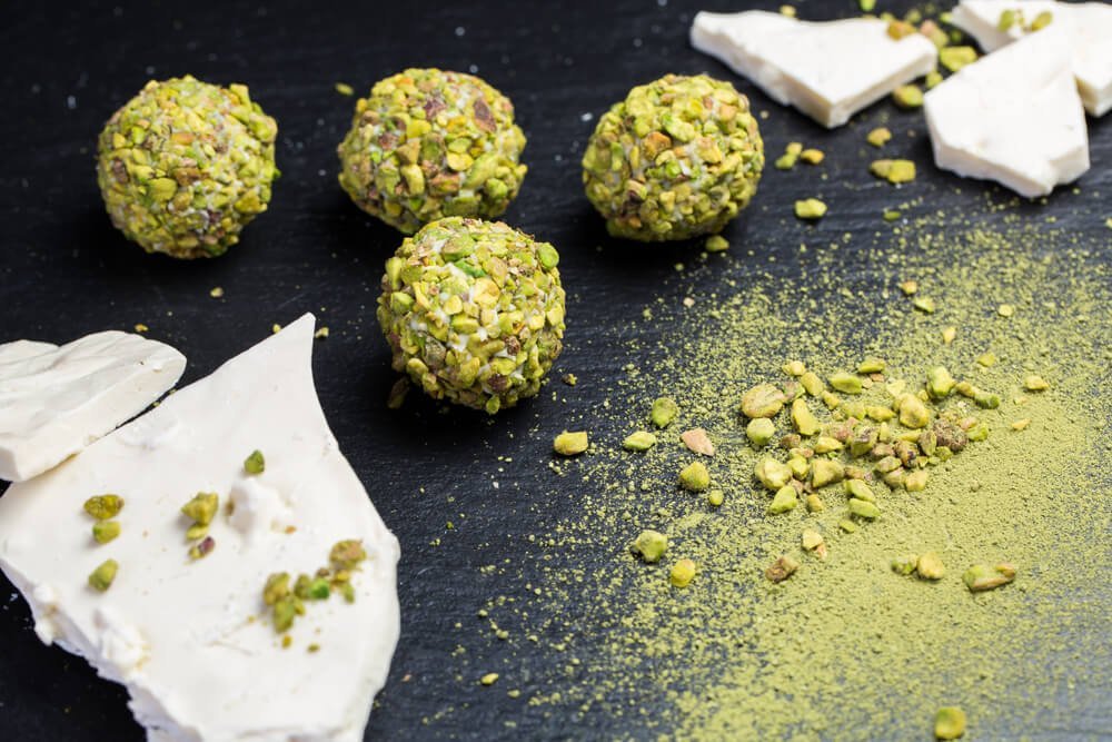 حلوى بالفستق أو القنابل الدهنية