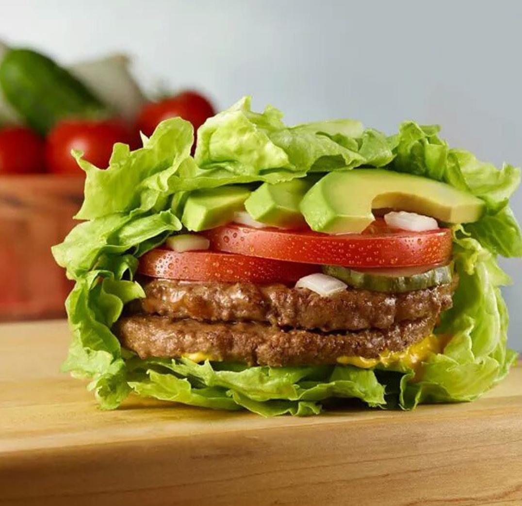 برجر الكيتو الخاص مع الملفوف والصلصة
